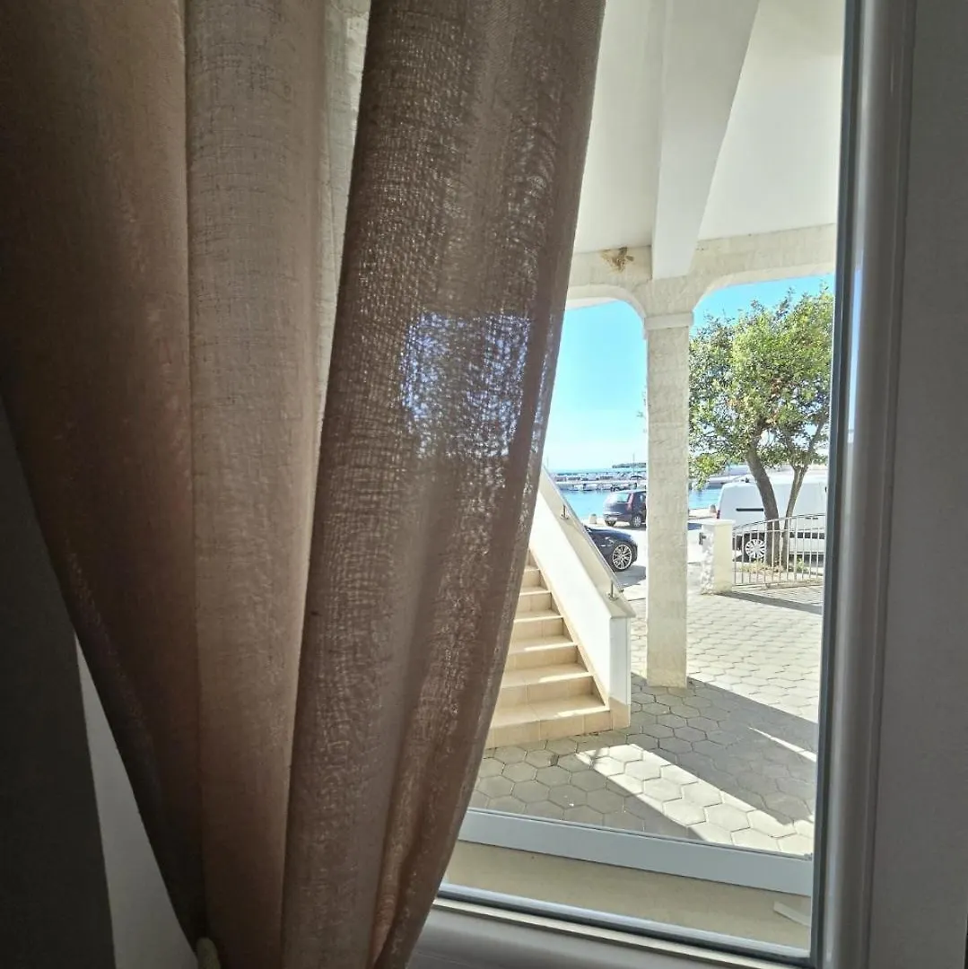 Seaside Apartments بيتريتْشاني